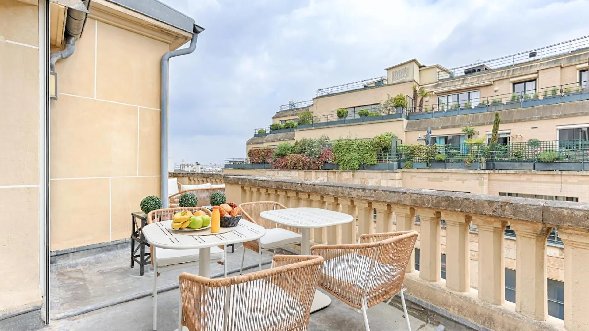 De Luxe Avec Terrasse Sur Les Champs Elysees *