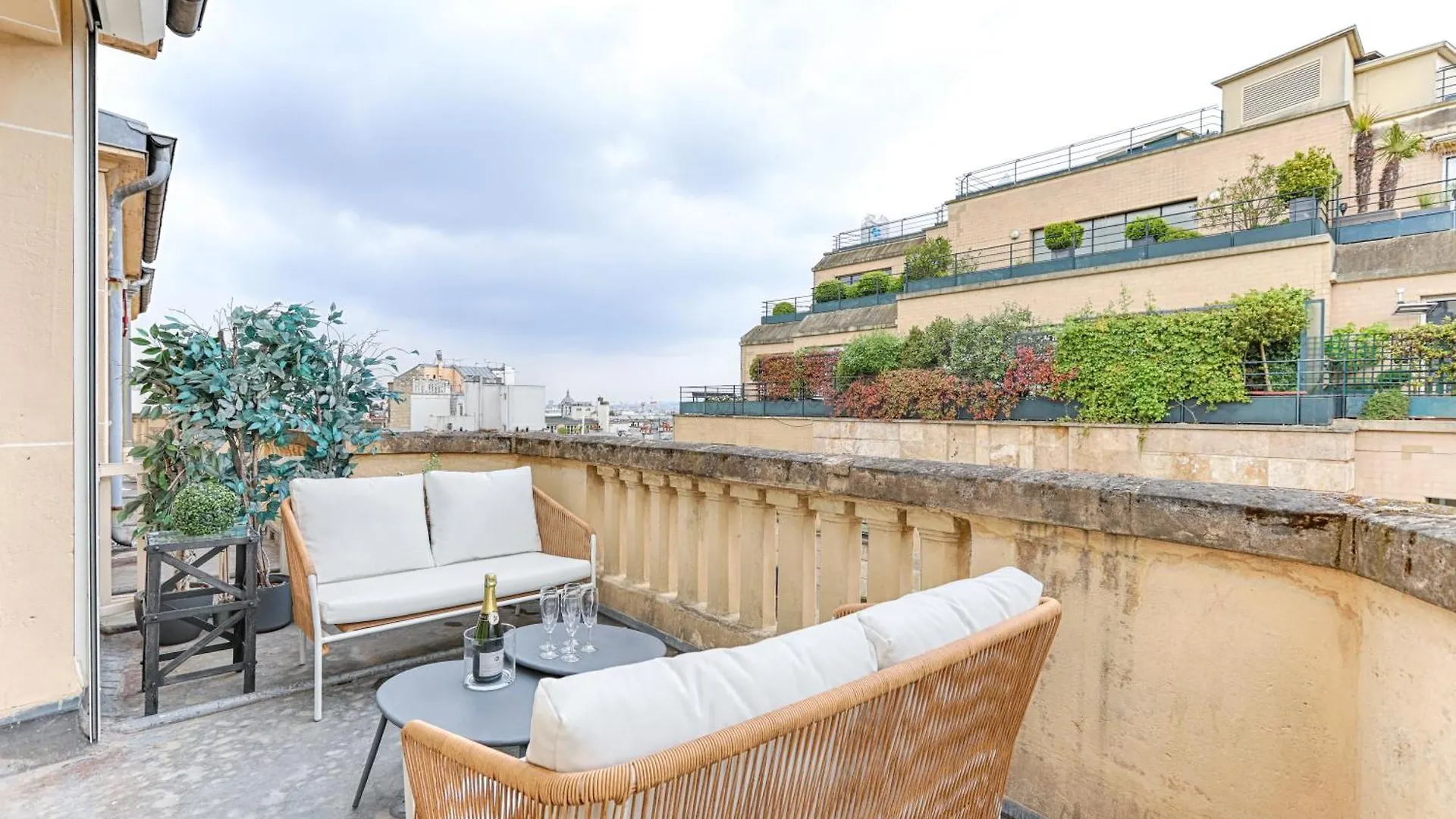 De Luxe Avec Terrasse Sur Les Champs Elysees * Paryż