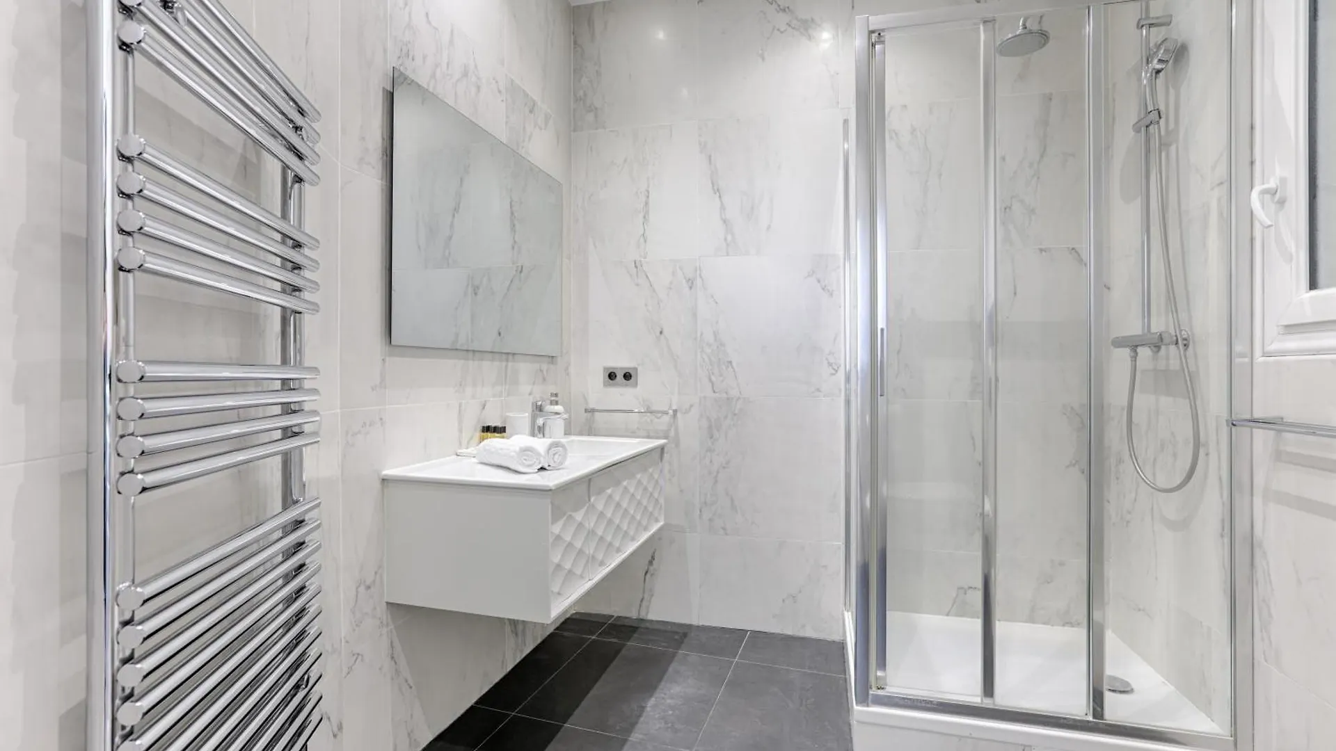 Apartament De Luxe Avec Terrasse Sur Les Champs Elysees Paryż